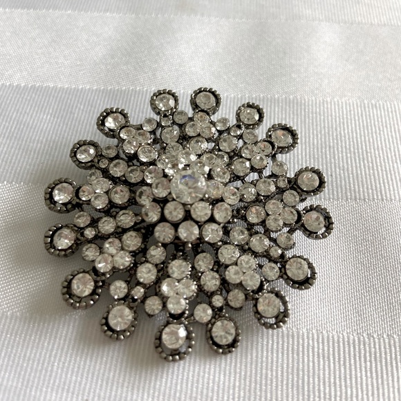 WhiteHouse|BlackMarket Rhinestone Brooch - Picture 1 of 4